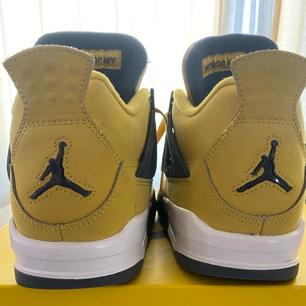 NIKE AIR JORDAN 4 RETRO GS
"Lightning 2021"
